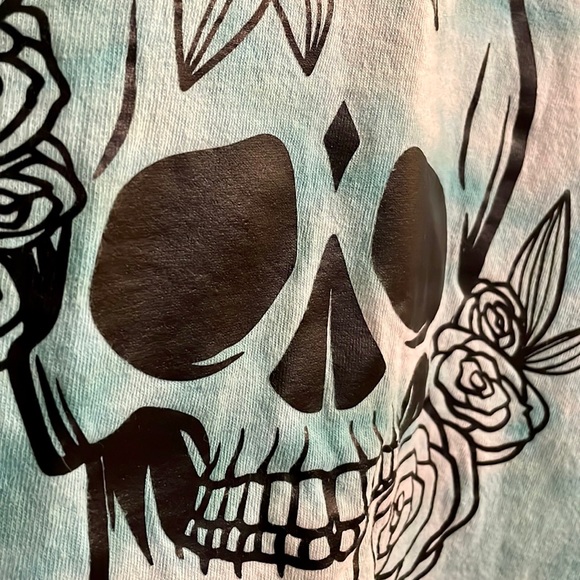 Skull & Roses Tee✨ - Picture 2 of 3